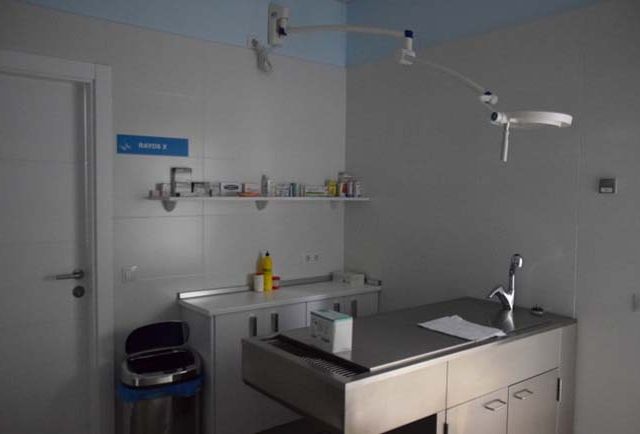 Clínica Veterinaria Campoamor mesa de revisión