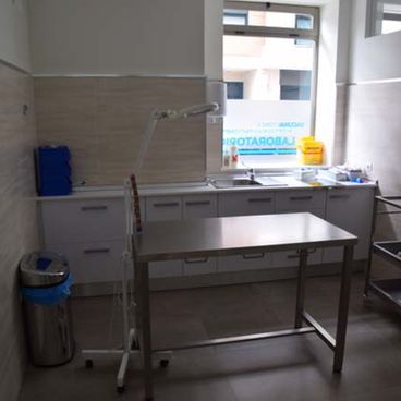 Clínica Veterinaria Campoamor mesa metálica
