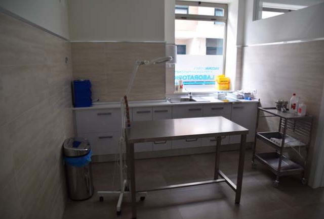 Clínica Veterinaria Campoamor mesa metálica